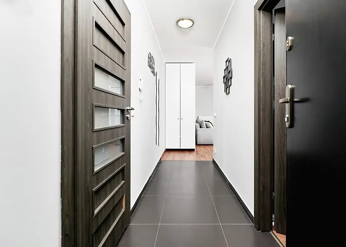 Sikorskiego With Free Garage By Renters Prestige